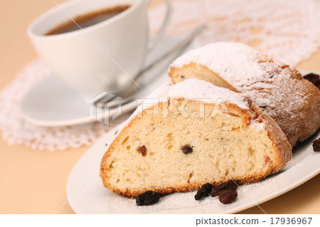 Yogurt cake with raisins 17936967