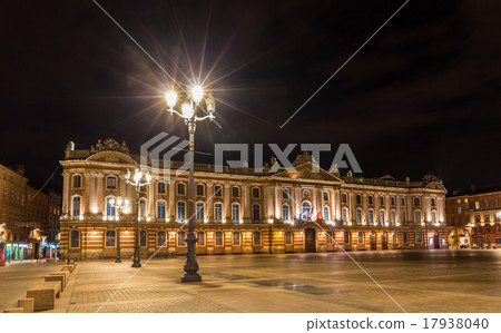 Capitole de Toulouse by night - France 17938040