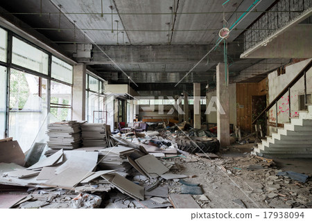 Old corridor perspective with dirt on the floor 17938094