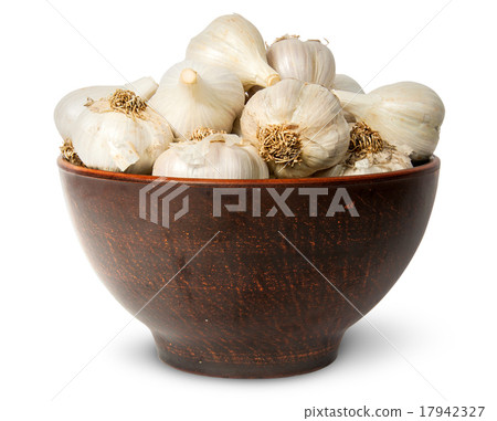 In front whole head of garlic in ceramic bowl 17942327