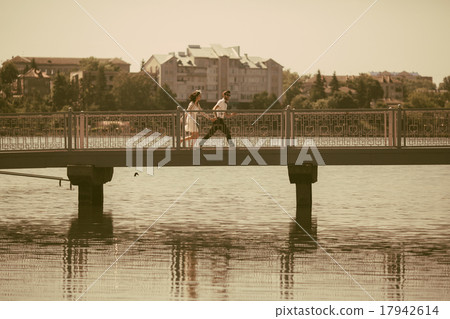 beautiful couple in the city 17942614