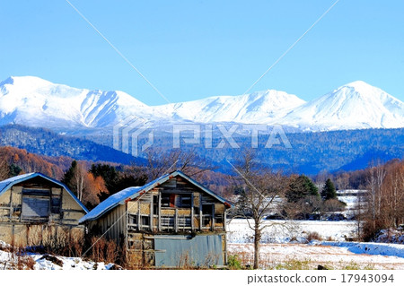 被遺棄的房子和Mt. Taisetsu山 17943094