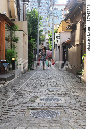 走在神樂坂（石頭路面）後街的遊客的形象 17943736