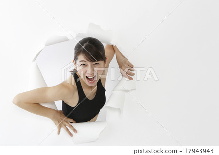 一個女人飛出 17943943