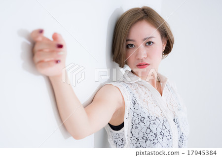 短頭髮的女人 17945384