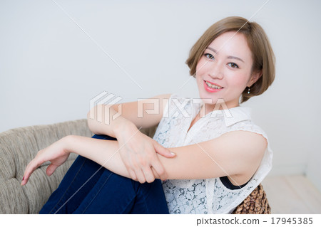 短頭髮的女人 17945385