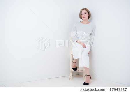 短頭髮的女人 17945387
