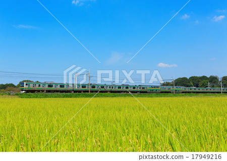 通勤火車和秋天鄉下風景 17949216