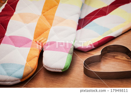 Kitchen stainless steel heart shape cutter and potholder 17949811