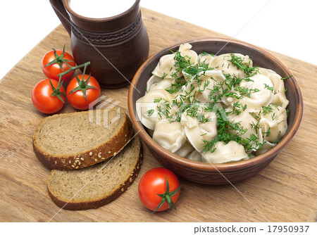 圖庫照片: dumplings, bread and tomatoes on a cutting board