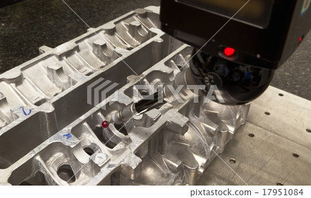 Inspecting aluminium part by CMM 17951084