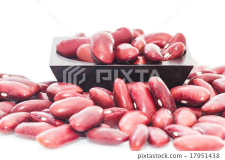 Kidney beans in wood cup on white 17951438