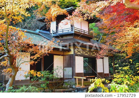 在Sankei-en秋天的白馬城堡 17952729