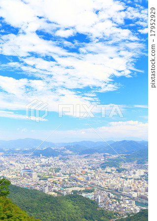 藍天和城市景觀（長崎縣） 17952929
