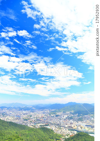 Blue sky and cityscape landscape (Nagasaki Prefecture) 17952930