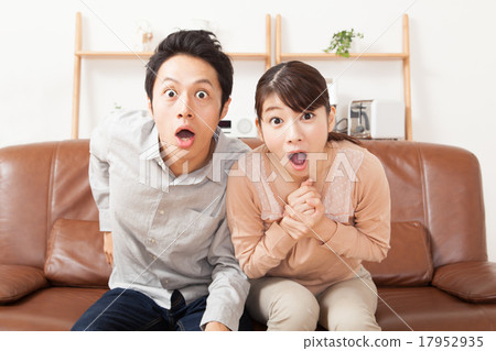 A men and women couple surprised 17952935