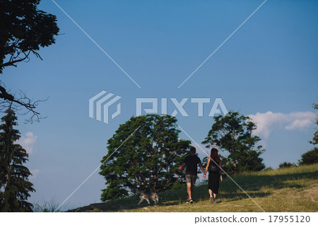 Photo of a couple in the mountains Photo of a couple in the mountains 17955120