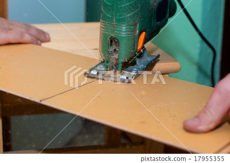 Man working with jig saw 17955355