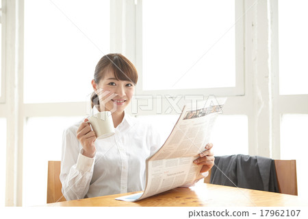 一個女人喝咖啡 一個女人喝咖啡 17962107