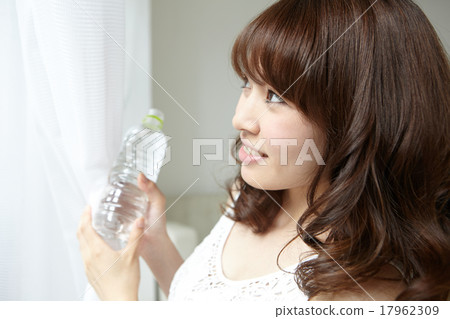 喝礦泉水的婦女戶內 17962309