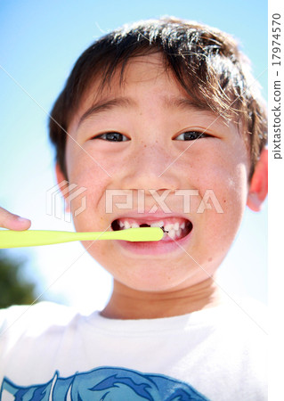 男孩刷牙 男孩刷牙 17974570