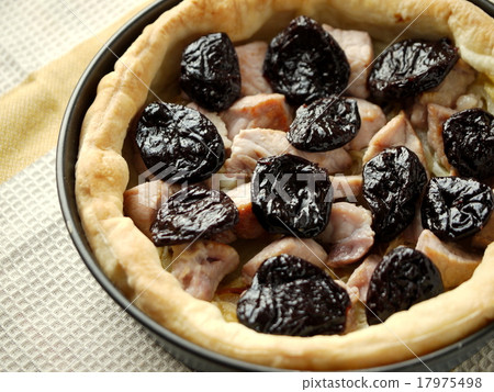 鹽豬肉和李子（水平位置）的乳蛋餅餵養 17975498