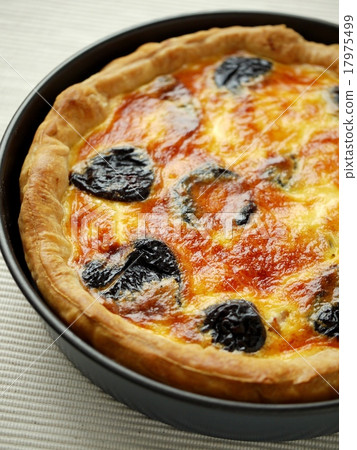 烤豬肉和西梅的乳蛋餅烤 17975499