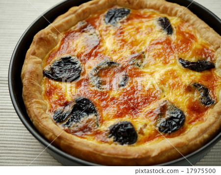Quiche grilling of salt pork and prune (horizontal position) 17975500