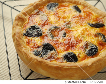 研磨鹽豬肉和西梅（側面位置）的熱粗熱 17975501