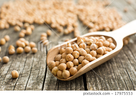 uncooked chickpeas in scoop 17975553