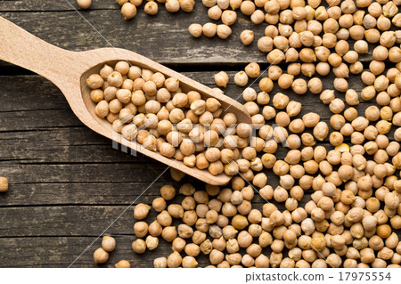 uncooked chickpeas in scoop 17975554