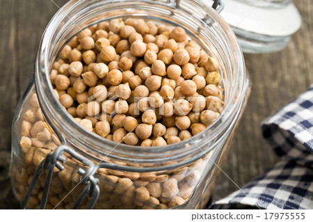 uncooked chickpeas in jar 17975555