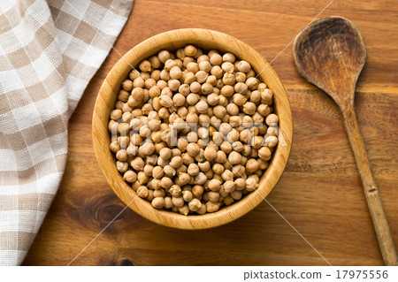 uncooked chickpeas in bowl 17975556