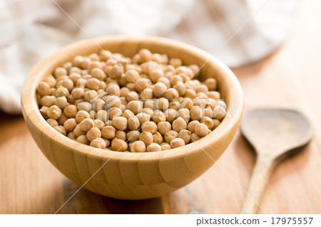 uncooked chickpeas in bowl 17975557