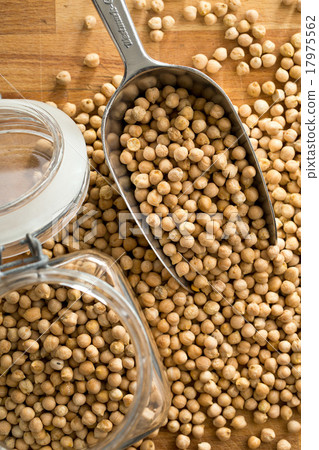 uncooked chickpeas in scoop 17975562