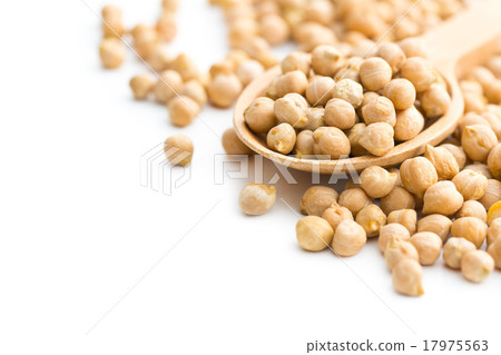uncooked chickpeas in wooden spoon 17975563