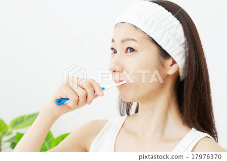 Women who brush your teeth Women who brush your teeth 17976370