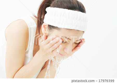 Women washing their face 17976399