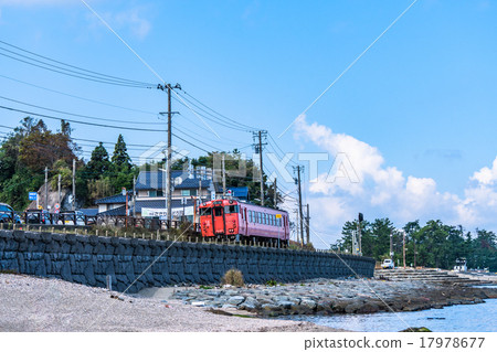[Toyama] Himi Line running along the Toma Bay and Amaharashi coast 17978677
