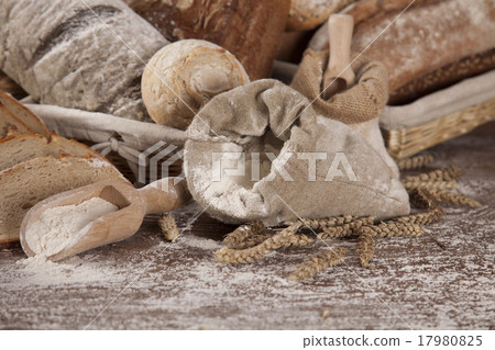 Freshly baked bread on the wooden 17980825