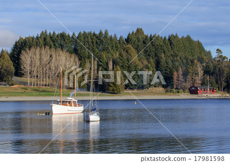 lake te anau fiord land national park  17981598