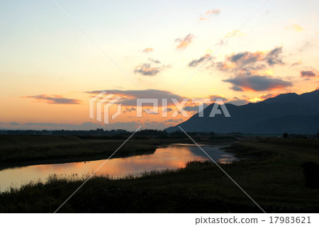 冬天的早晨徒步米河 冬天的早晨徒步米河 17983621