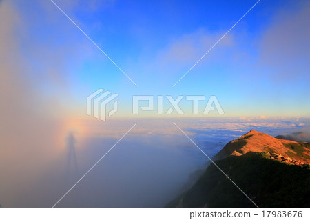 Brocken's phenomenon that appeared in the heavenly mountain 17983676