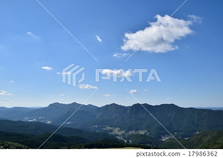 Senji山脈和寬天空複製空間 17986362