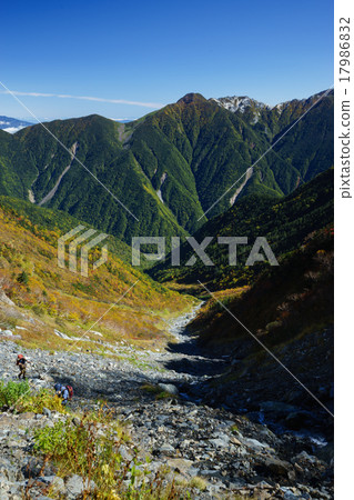 Mountain climbing Mountain climbing 17986832