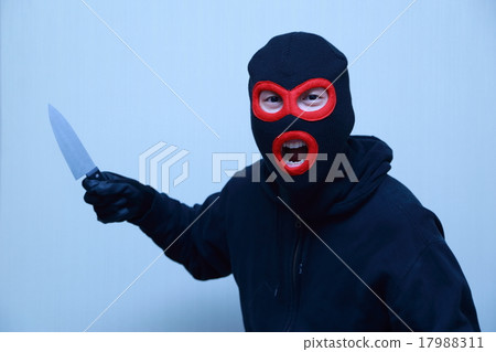 一名男性（一種武器，一名暴徒，一名小偷，一名罪犯，一名罪犯，一名非法罪犯，一名竊賊，一名被盜的眼帽，一名偽裝的傷亡罪犯） 17988311