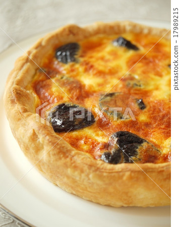 與鹽豬和修剪的乳蛋餅白色板材 17989215