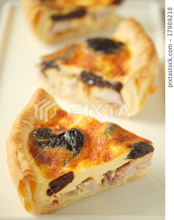 乳蛋餅切板版鹽豬肉和西梅 17989218