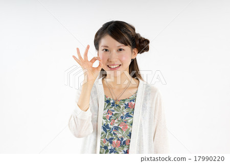 一個女人做出 OK 的手勢』 17990220