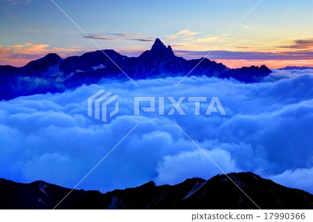 Aftertaste of the aftershore seen from the heavenly mountain 17990366